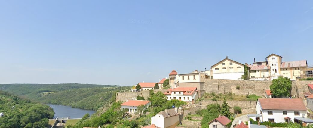 Vyhldka na znojemskou rotundu sv. Kateiny a znojemskou pehradu od chrmu sv. Mikule